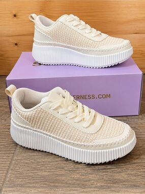 Women’s Berness Pamela woven sneaker Cream Sneaker new in box retail $59.95